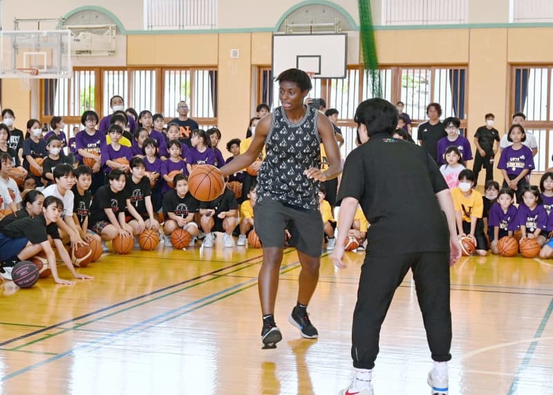東京オリンピック銀　バスケ馬瓜エブリン選手がダンク披露　沖縄の小中学生を指導