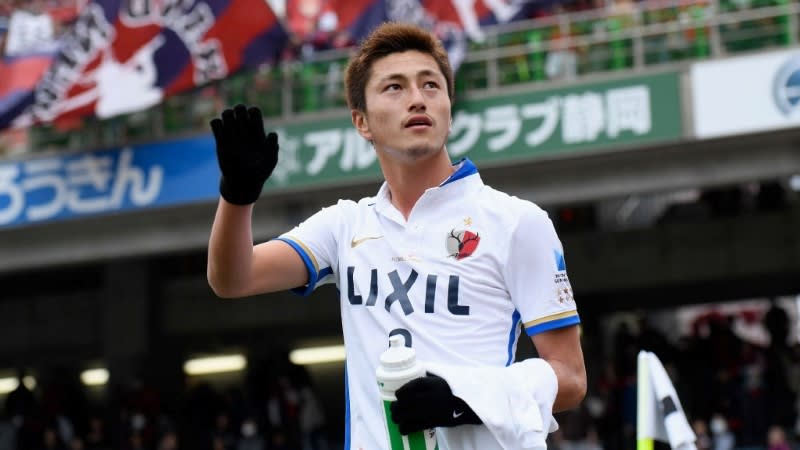 Angered by the cancellation of the score!Kashima forward Yuma Suzuki gives a sharp look at referee Kimura after scoring a goal
