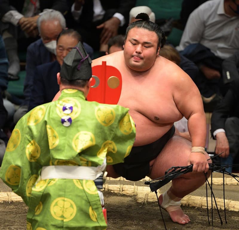[Summer place] Kadoban Takakeisho takes off with a passive sumo wrestling victory.