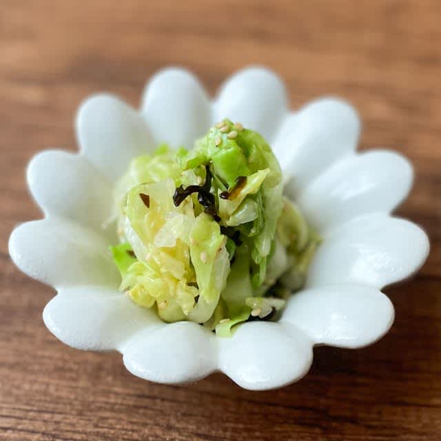 Easy in the microwave without using fire!Low-sugar “Cabbage Shio-Konbu Namul”