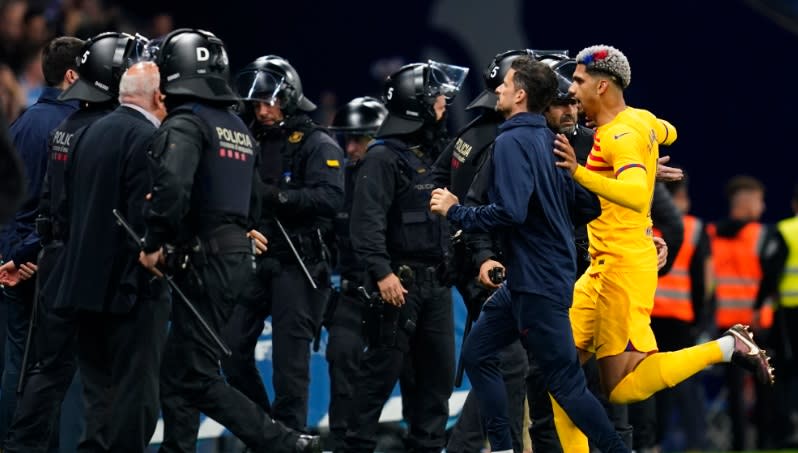Barcelona win La Liga!However, an angry Espanyol fan intrudes and is on the verge of a brawl with Busquets and others