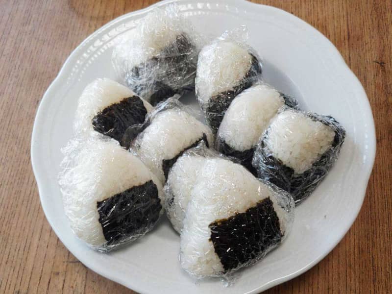 Onigiri made at home is sticky... just by adding a little bit of "that"? "I can't handle it" "Good!"