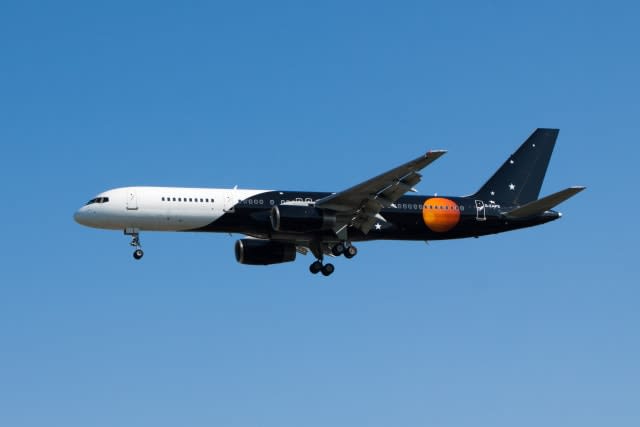英・タイタン、象徴的存在の“月”描いた737クラシックと757退役
