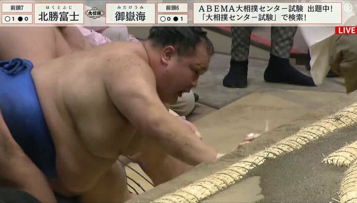 At the end of a heated battle, he falls to the bottom of the ring as though he's rolling, but the gentlemanly behavior of the sumo wrestler who reaches out to him makes him feel "friendship"...