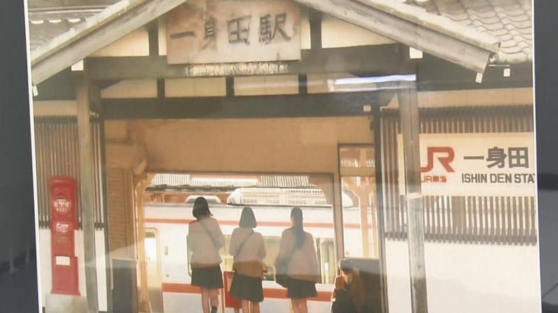 颯爽と走る電車や学校帰りの女子高生と駅　鉄道と風景の写真展