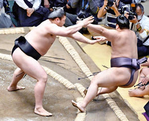 New sekiwake Wakamoto Haru wins two straight games at the sumo summer tournament, powerfully knocking down Shoen