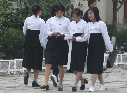 Young North Koreans ridicule ``Impressive true story of polishing the bronze statue of Kim Il Sung with a uniform instead of a rag''