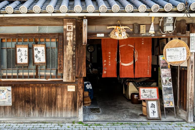 Experience tour!Learn about the brewing culture of Tatsuno, Hyogo, the birthplace of usukuchi soy sauce. Visit the brewery and make your own soy sauce and miso balls.