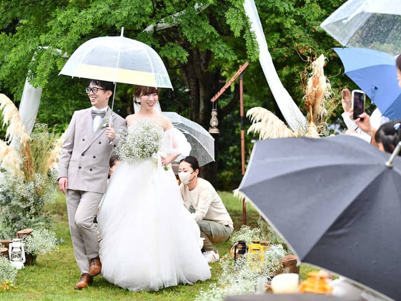 キャンプ好き新郎新婦、キャンプ場で結婚式　岐阜・ゆせんの里で理想のウエディング実現