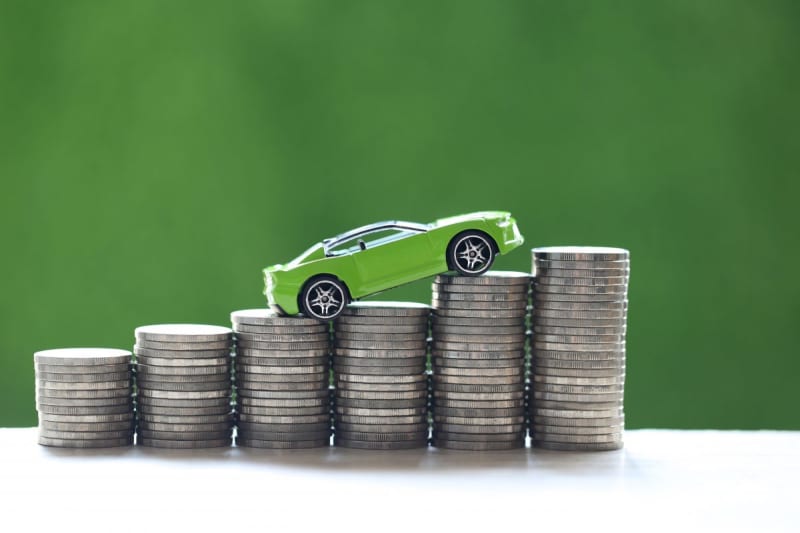 Is it true that if you cannot pay the automobile tax, you will be charged a late payment fee?Is it possible to pay in installments with a credit card?