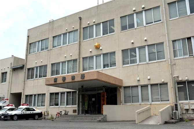 男が自転車で通行中の女性の肩を触る　福岡市南区の路上