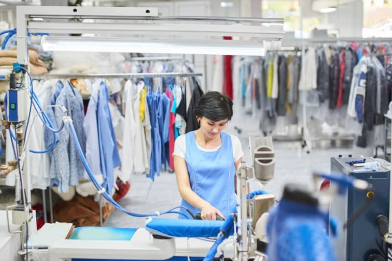 クリーニング職・洗張職の年収はいくら？平均年齢・勤続年数も【2023年更新版】
