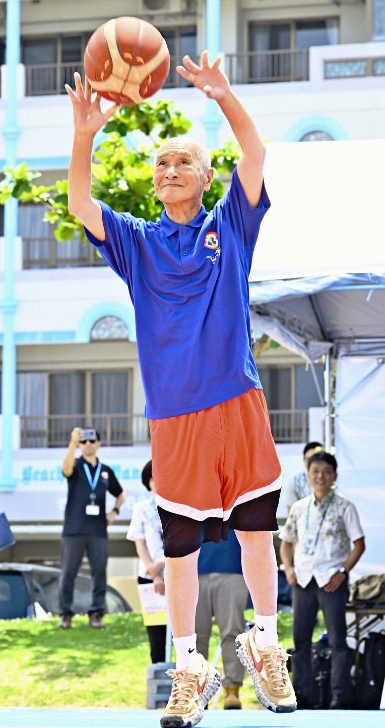 79歳の「スリーポイントの神」、伝説の公園でシュート決める　沖縄バスケW杯の100日前イベント