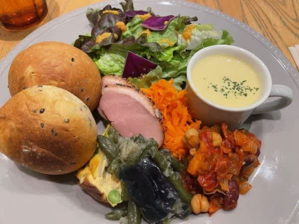 [Musashisakai] I can't believe it's a store with a library!Recharge your mind and body with Café Fermata at Musashino Place