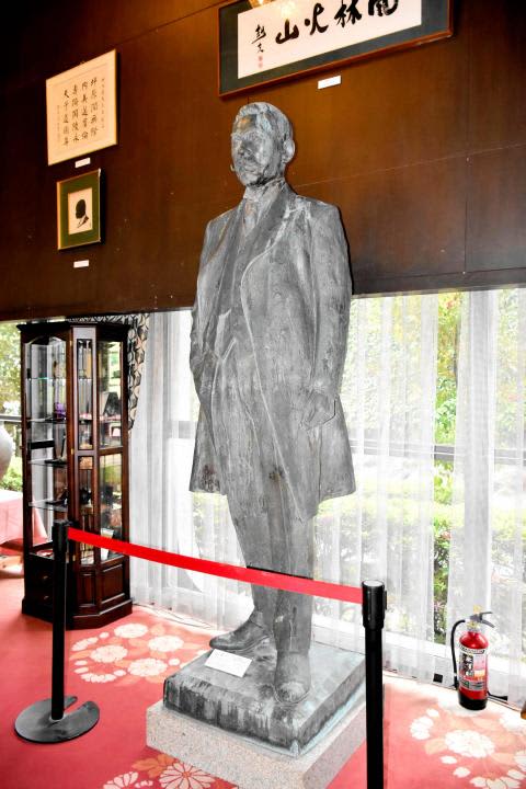 県人初の大臣・勝田主計の銅像移設　松山の杉立山頂から近くのホテルに　郷土の偉人に再び光を
