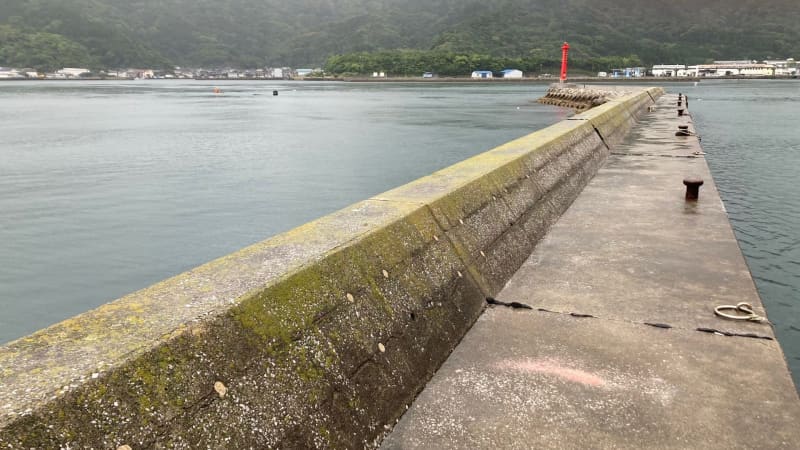 A man who was fishing on a breakwater fell into the sea and died Oita Saiki city