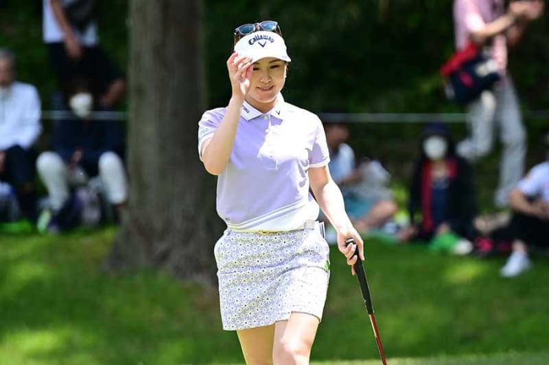 Yuna Nishimura blushes "I'm so embarrassed..." A missed shot hits Moene Inami's bag