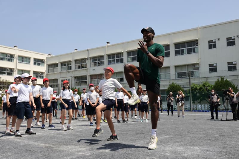 Athletics men's 100 world champion Fred Curley interacts with elementary school students in Yokohama "He's really tall" "One step!"