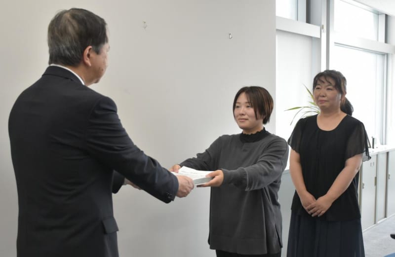 特別支援校新設求め、茨城県教育長に署名提出　神栖の市民団体