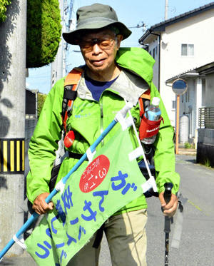 Kakizoe, President of the Japan Cancer Society Calls for Support for Cancer Patients on a Walking Trip