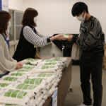 東京経済大学、新1年生を対象に米を配付　物価高に対する学生支援の一環