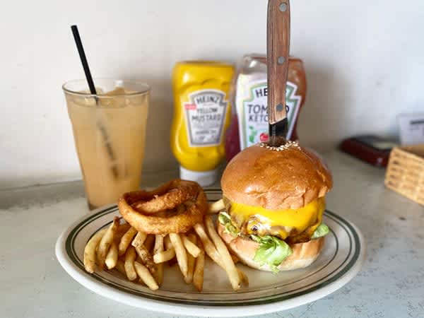 [Kichijoji] Lunch at a hidden cafe in a wonderful space "ALTBAU with MARY BURGER"