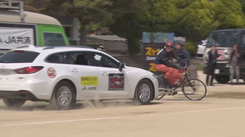 「やっぱり事故って怖いな」　スタントマンが実演　自転車交通安全教室　島根・益田市