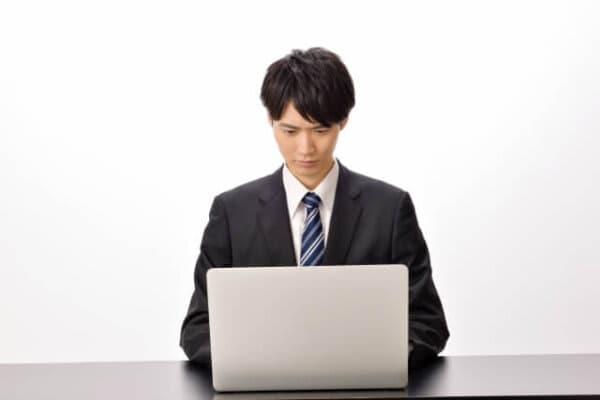 面接官が半分寝ている!？　担当者は要注意、オンライン面接で学生の志望度を下げる振る舞い
