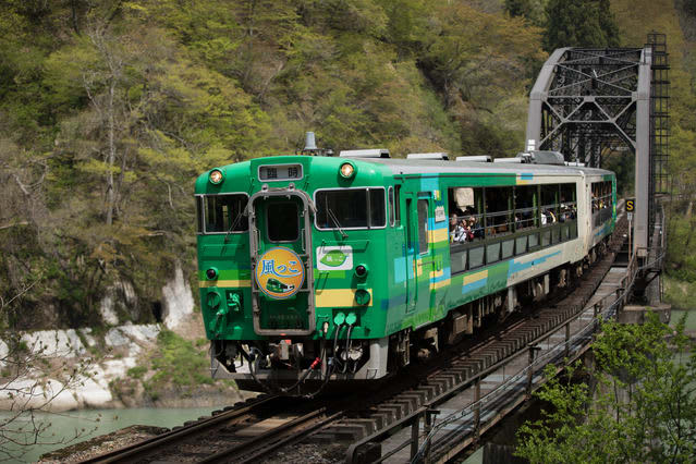 Tadami Line, sightseeing train even in summer vacation.How about "Kazekko" and "Enjoyment" with Seishun 18 Kippu?