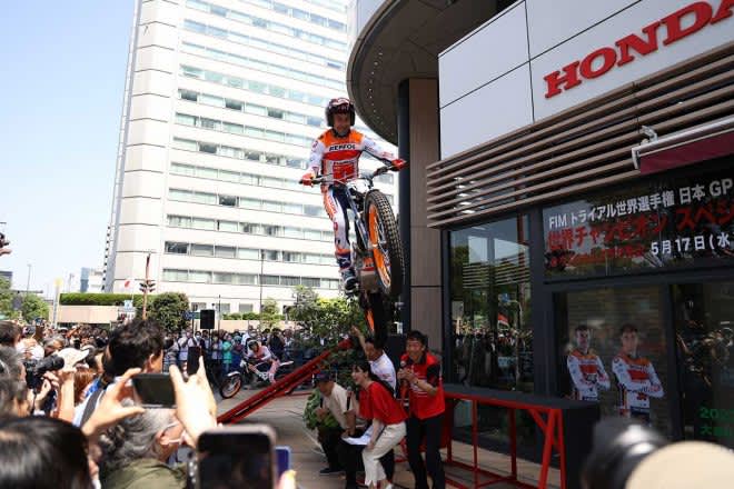 Bou and Maruselli demonstrate in front of Honda headquarters before trial Japanese GP