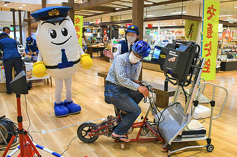 〈動画あり〉ヘルメット着けて安全運転　自転車利用ルール順守、啓発イベント　上越市で県警本部