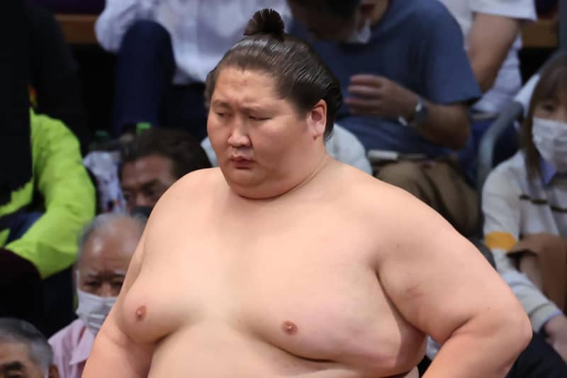 [Grand sumo wrestling] Dark shadow cast by Ichinojo's electric shock retirement.
