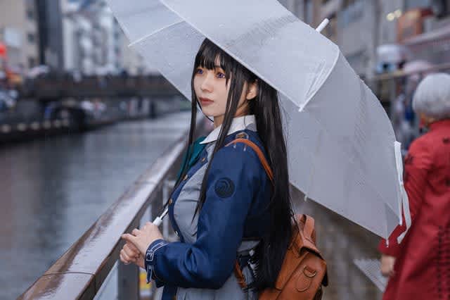 【コスプレ】「リコリス・リコイル」井ノ上たきな、雨の中たたずむ姿が美しい！ 注目レイヤー・なの…
