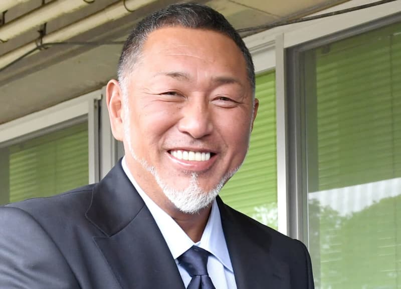 Mr. Kazuhiro Kiyohara said with a bitter smile, "My son tells me to lose weight."