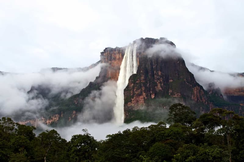 What kind of country is "Venezuela", a treasure trove of nature with a superb view?