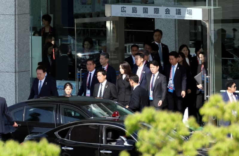 岸田文雄首相と尹錫悦大統領、韓国人原爆犠牲者慰霊碑へ献花　広島で首脳会談も