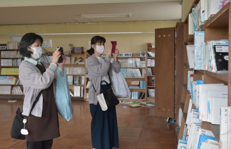 Graduates bid farewell to alma mater Former Kimiga Elementary School in Inashiki, Ibaraki Opens to the public before demolition