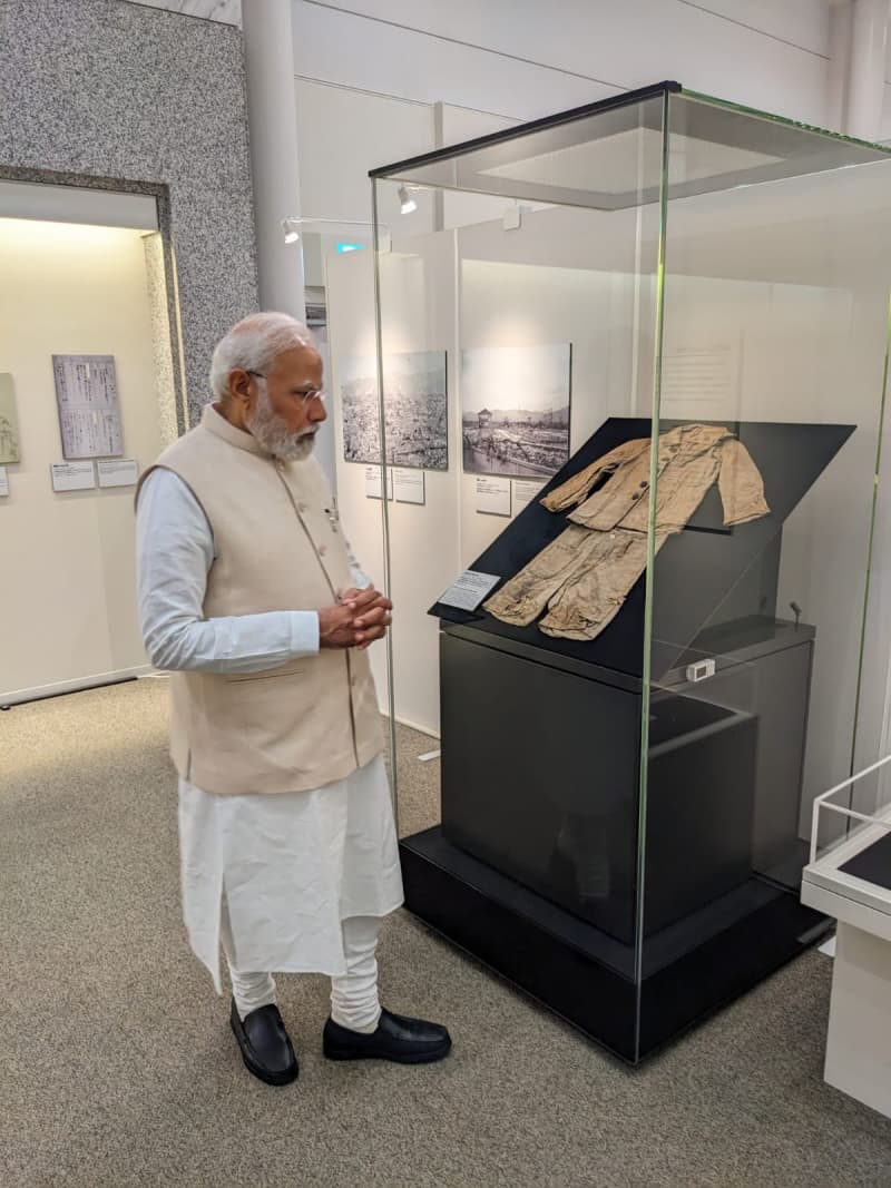 インド首相官邸の公式ツイッターが原爆資料館を見学する写真を投稿　モディ首相が展示を見入る姿