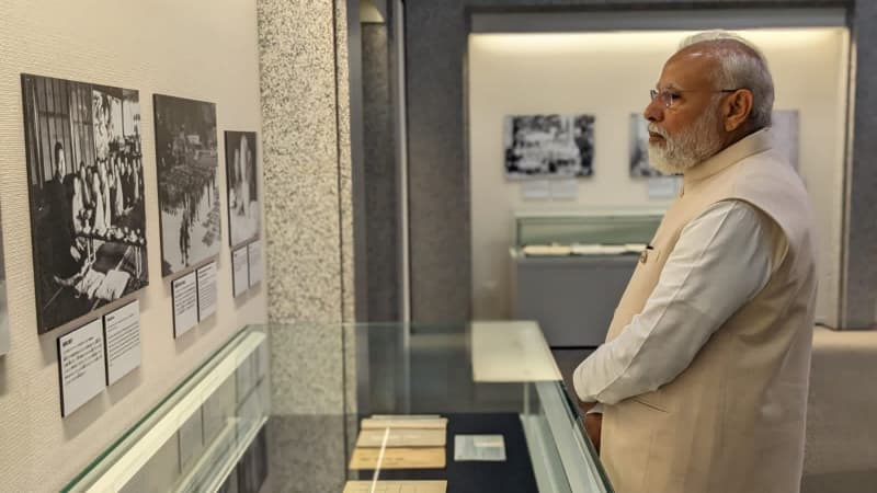 インド・モディ首相　被爆資料 見つめる姿を公開　原爆資料館 訪問の様子をツイッターに