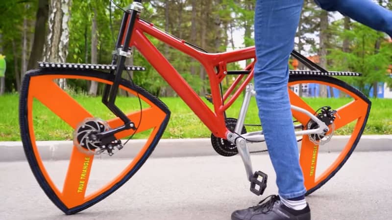 A bicycle that can run smoothly even though it has triangular tires.What is the mechanism?