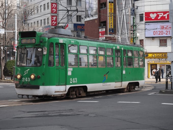 札幌市電240形「243号」を往年のツートンカラー塗装に！クラファンで資金募集