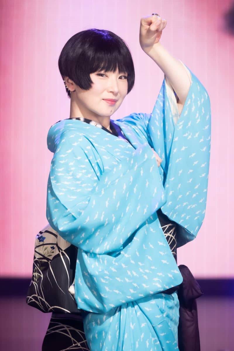Shiina Ringo, who celebrated her 25th anniversary, performed three songs including her new song "Watashi wa Cat's Eyes".