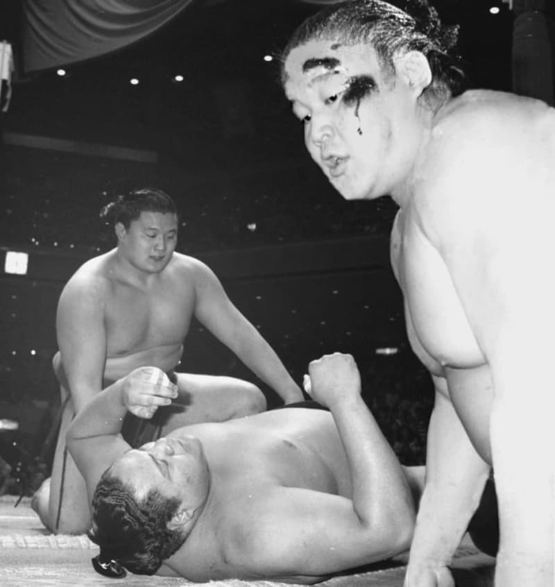 <At that time> Young, Noble, and Akebono are evenly matched, raising the popularity of sumo