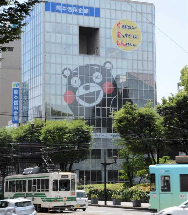 Thumbs up and wink!Giant Kumamon renewed Kumamoto Shinkin Bank head office building