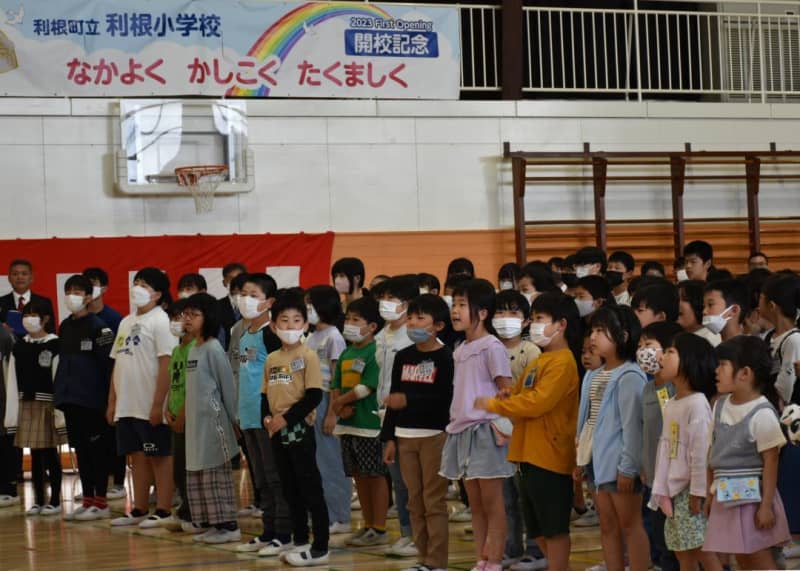 New school song celebrates departure Opening ceremony at Tone Elementary School in Ibaraki after integration