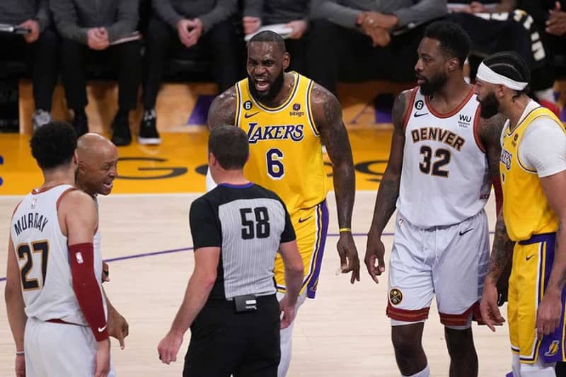 LeBron rages, fights with opponent and turmoil in PO district finals US fans "The most angry I've seen in 20 years"