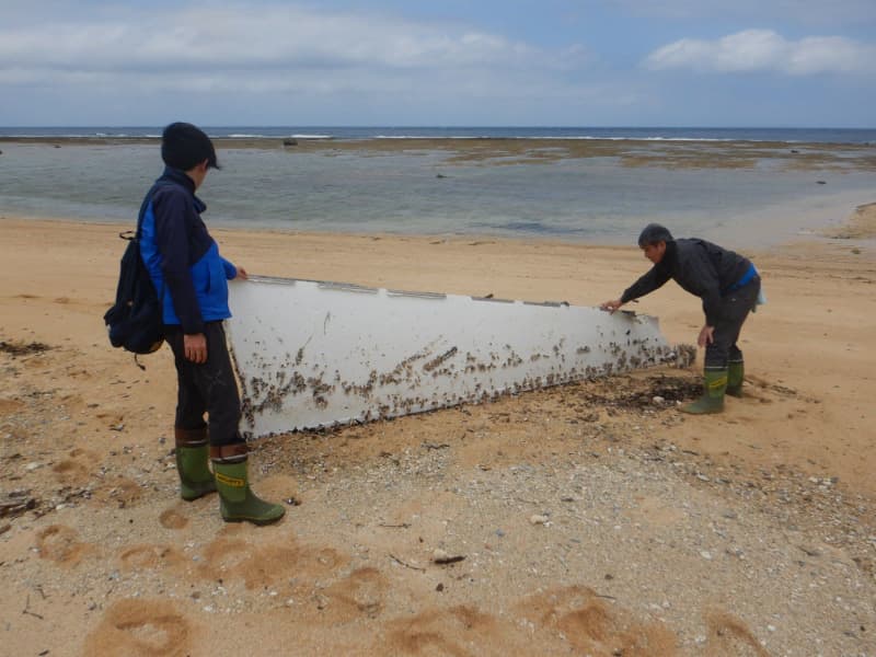 飛行機の翼?　漂着した100m北で新たに1枚発見　沖縄・国頭村職員が現場確認