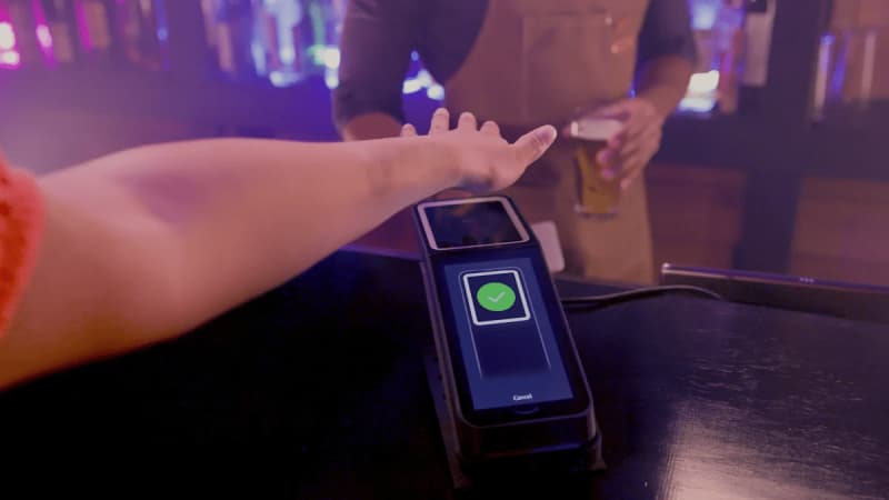 手のひらとクレカをひも付ける「Amazon One」、年齢確認してビール購入も可能に