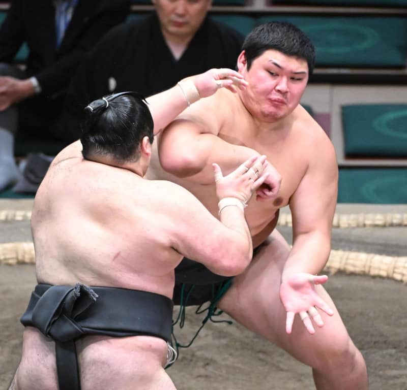 For the second year in a row, the amateur yokozuna Oonosato won four straight victories and regretted that "I won but it's frustrating".