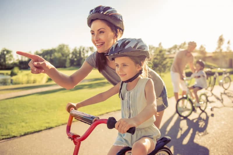 Obligation to wear a bicycle helmet.What kind of effect does it have?